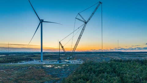 Kran monterer vindmølle på Testcenter Østerild. Foto: DTU