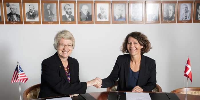 Director Karen Duneman fra Lockheed og Marianne Thellersen, DTU's koncerndirektør for Innovation og Entrepreneurskab underskrive aftalen fredag den 28. august 2015. Foto: Mikal Schlosser