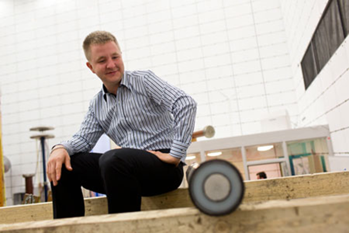 Rasmus Schmidt Olsen fra DTU Elektro til et ph.d.-projekt, der skal klarlægge, om flere informationer om temperatur og fugtighed omkring højspændingskabler i jorden kan give besparelser på kablerne. Foto: T. Kaare Smith