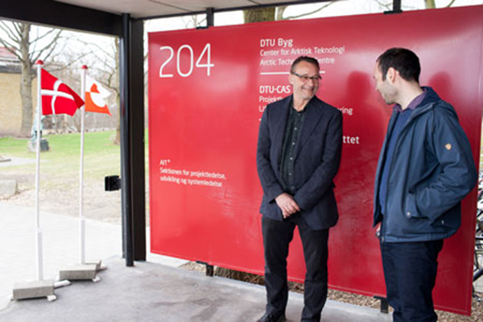 Centerleder for Artek Carl Egede Bøggild og minister Nick Nielsen foran Arteks bygning på DTU Lyngby Campus.