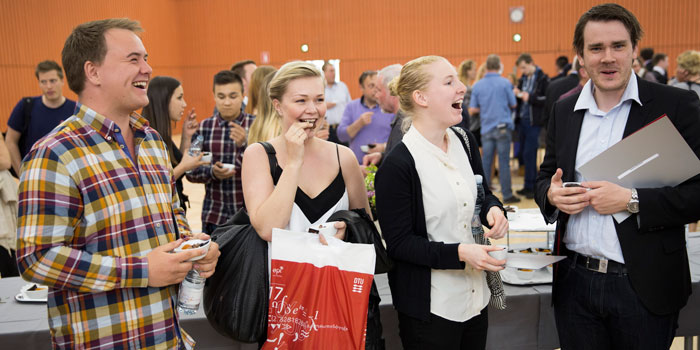 Der er god grund til at være glad som nyuddannet diplomingeniør - man kommer nemlig hurtigt i arbejde. Her er dimittender fra diplomingeniøruddannelsen 2013. Foto: Thorkild Amdi Christensen