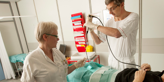 Overlæge Gregers Hermann udfører kikkertundersøgelser i ambulatoriet på Frederiksberg hospital. Foto: Mikal Sclosser