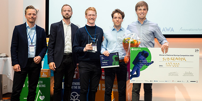 Fra venstre: Anders Holm, CEO i Hempel Fonden, Morten Ugelvig Andersen, CEO i Venture Cup, Anders Thuesen, DTU, og Alexander Jensen, CBS, fra SubReader. Foto: Keyvan Bamdej, Program Manager, Venture Cup