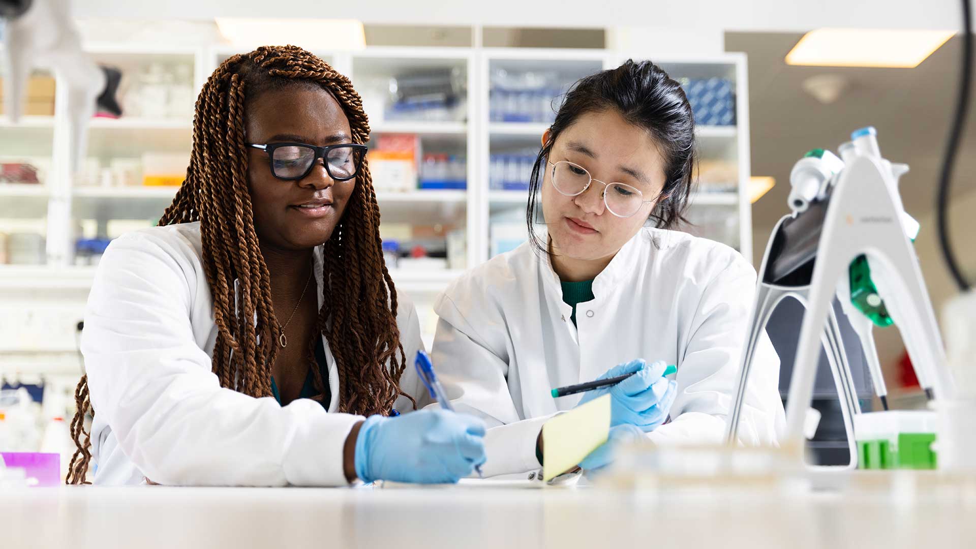 Forskerne Colleen Varaidzo Manyumwa og Chenxi Zhang ved DTU Biosustain har modificeret en bakterie, så den potentielt kan hjælpe med CO2-fangst.