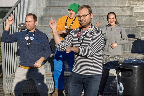 Foto af Mikal Schlosser. Billede af dansende nye DTU-studerende