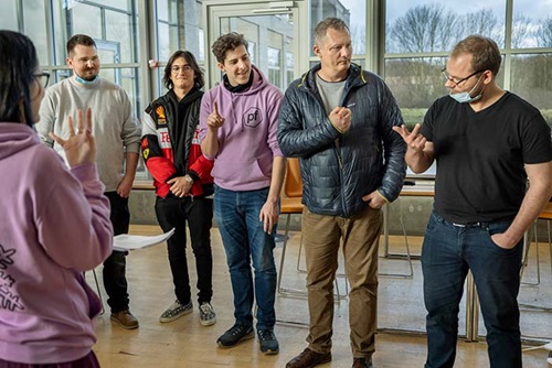 Foto af Mikal Schlosser. Billede af en gruppe studerende, der er i gang med en selskabsleg på første studiedag. 