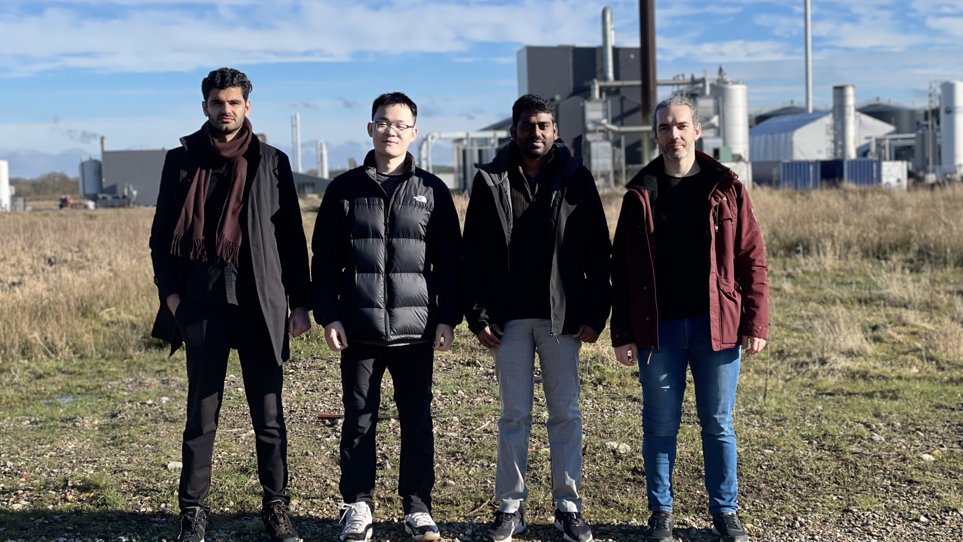 Forskere ved DTU Bilal Siddique Khan (TV.) og Tao Jiang (2. TV.) udgør halvdelen af det nyligt lancerede internationale fellowship program.