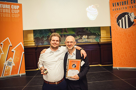 Billede fra præmieoverrækkelsen. På billedet ses forskningsassistent Jakob Mønster og Regnar Paaske, forretningsudvikler (Foto: Venture Cup)