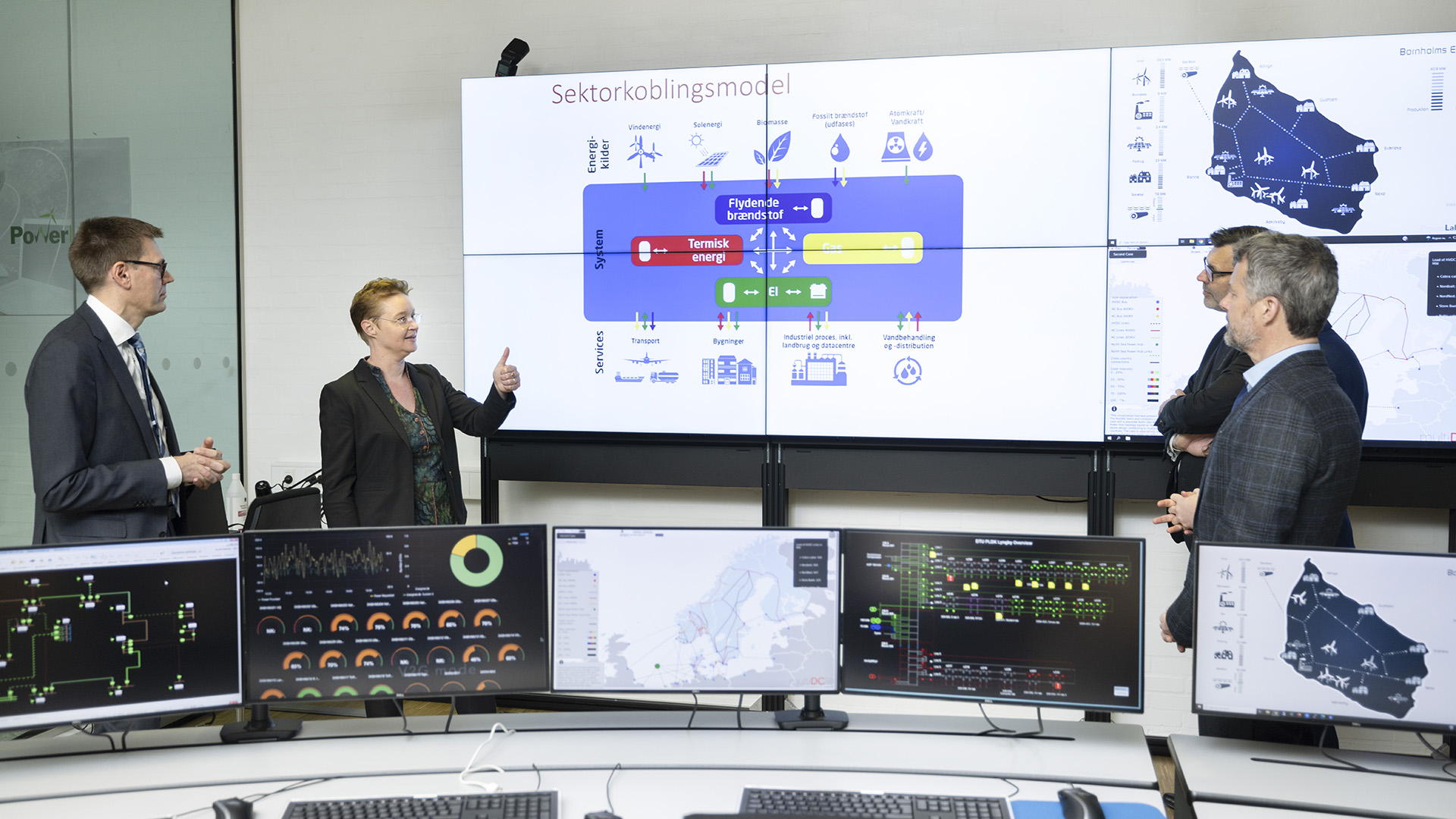 Professorerne Jacob Østergaard og Marie Münster fortæller om digitale energisystemer baseret på vedvarende energi i kontrolrummet på PowerLabDK.