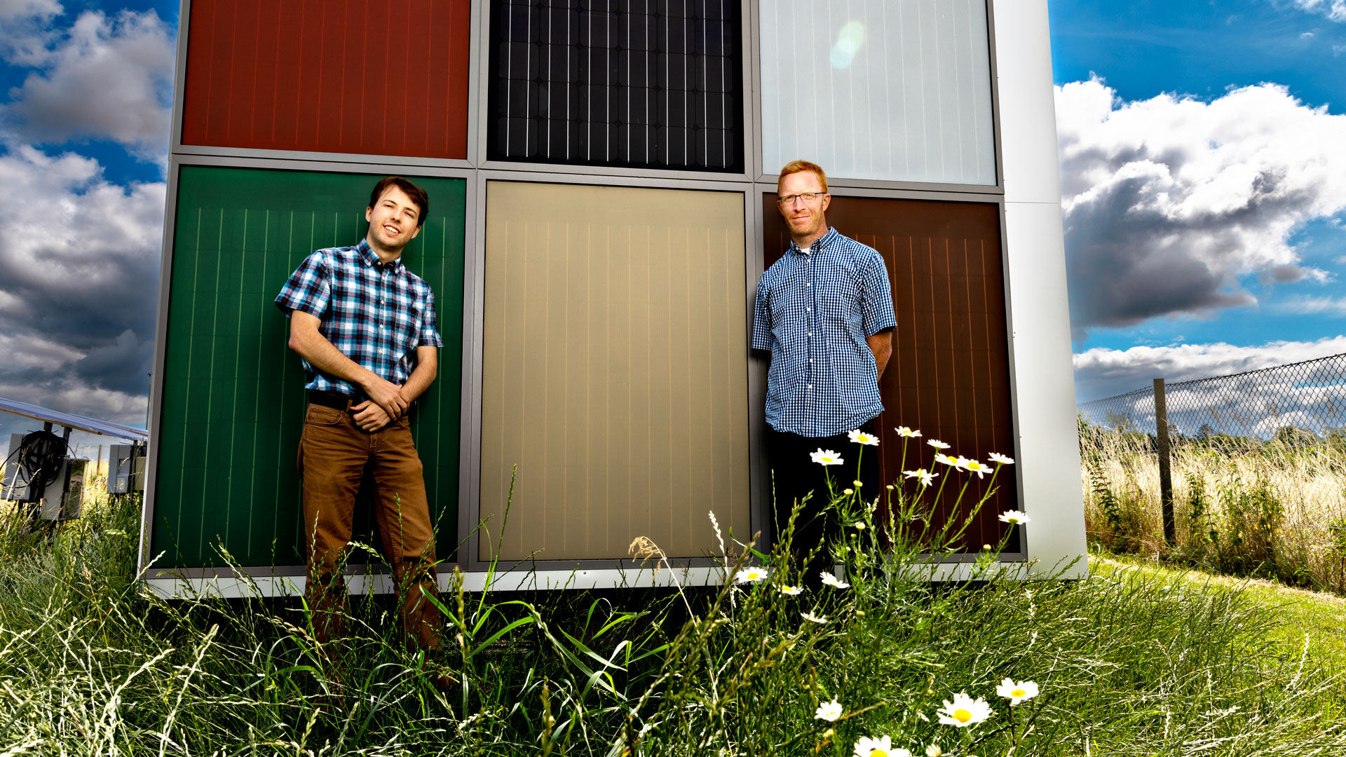 Markus Babin (tv.) og Sune Thorsteinsson står foran testanlæg for solceller på DTU Risø Campus. 
