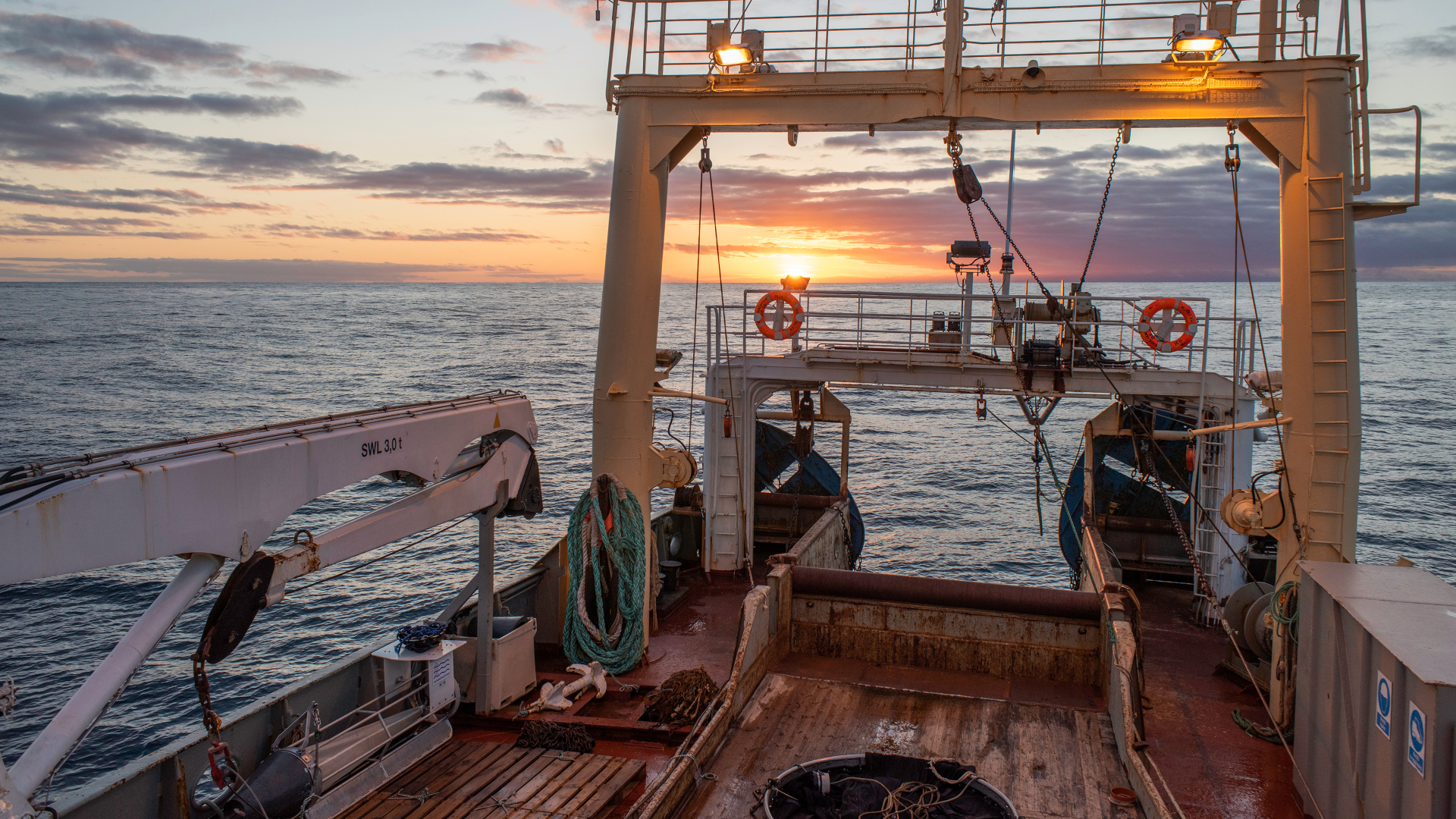 Solnedgang fra havforskningsskib under forsøgsfiskerier.