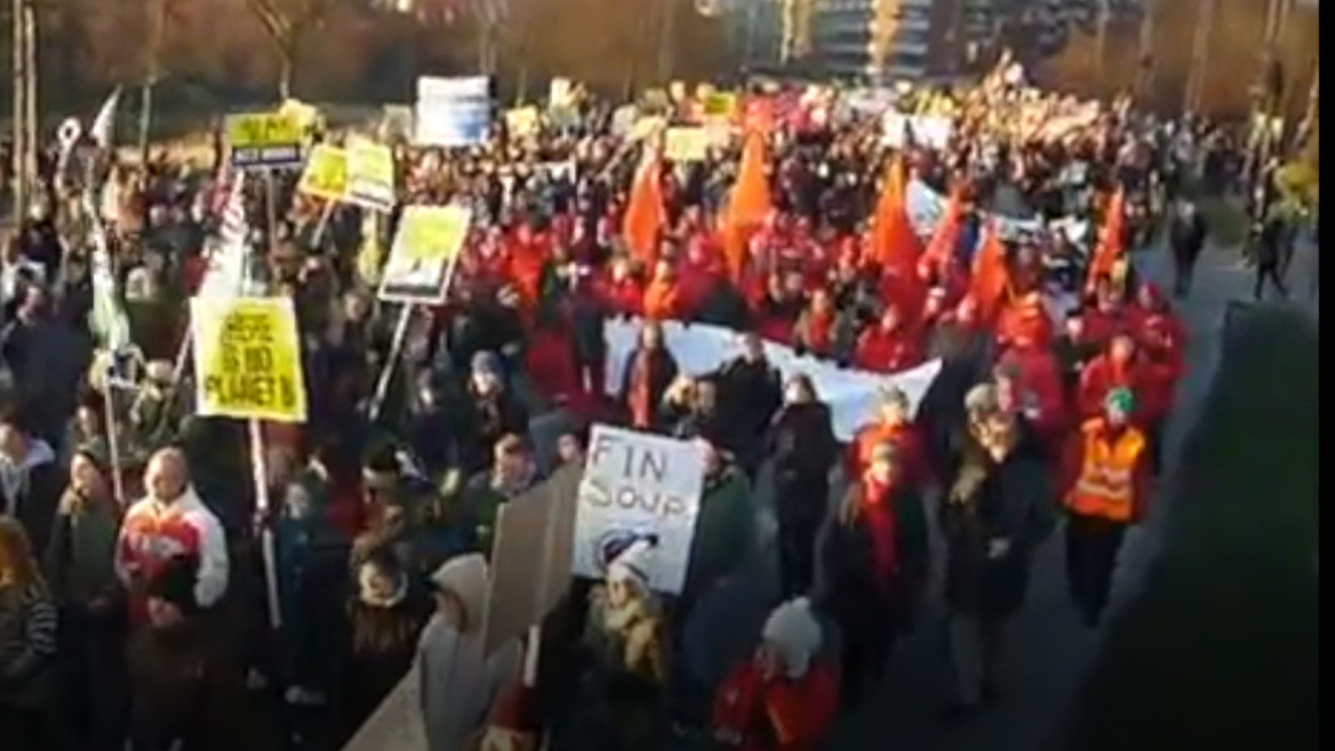 Demonstranter går fra Christiansborg Slotsplads mod Bella Centret på Amager, hvor klimatopmødet COP 15 bliver afholdt i december 2009 (Foto: Youtube @dnkuser)