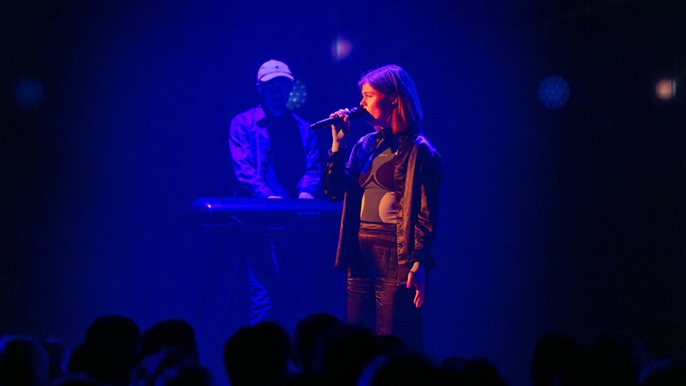 Ind imellem uddelingen af hædersbevisninger underholdt sangerinden Pil med sange fra sit anmelderroste debutalbum.
