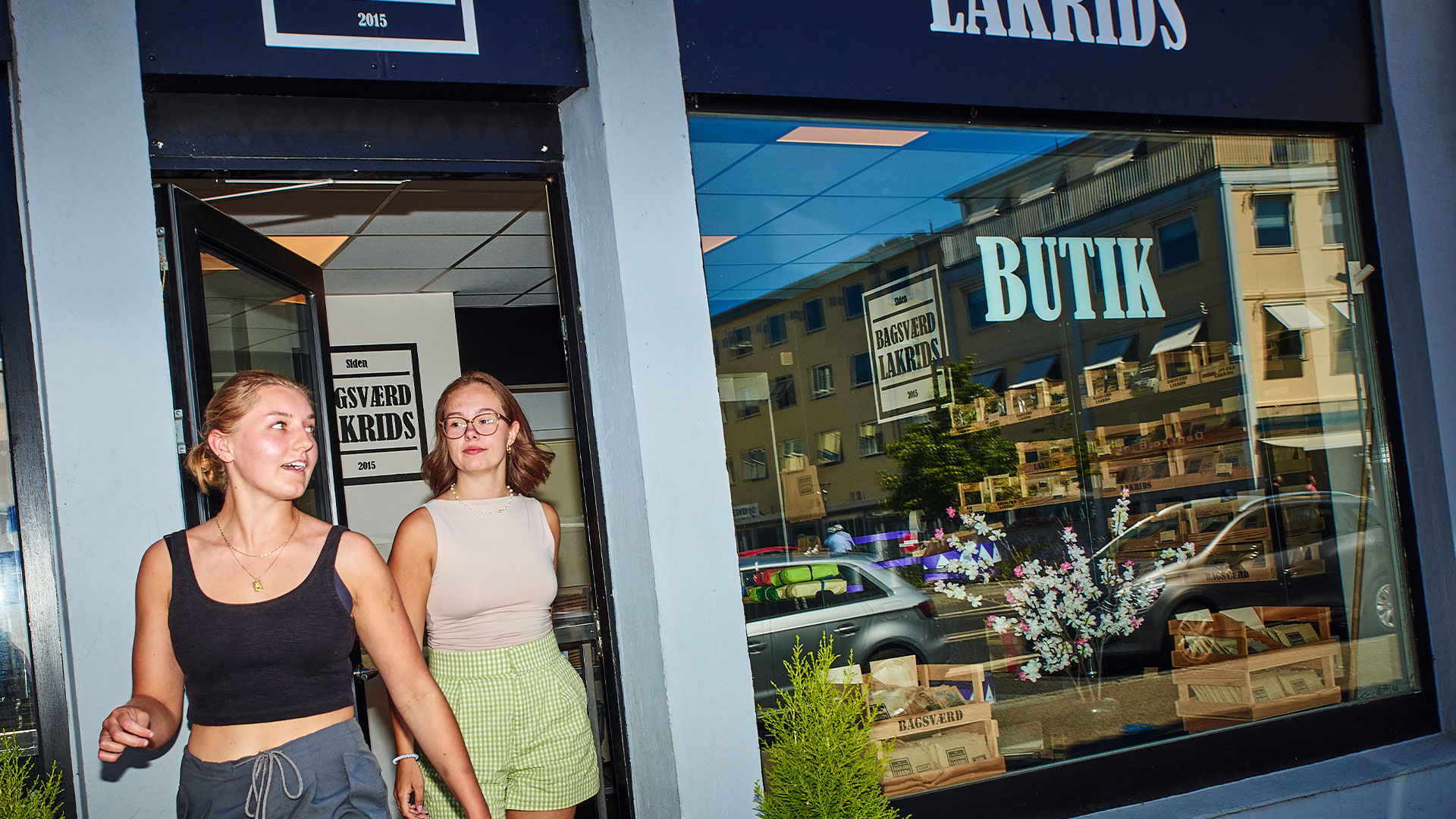 To unge kvinder på vej ud ad døren fra en lakridsbutik. Foto: Magnus Møller