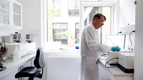 Egon Bech Hansen i hvid kittel i et lyst laboratorie