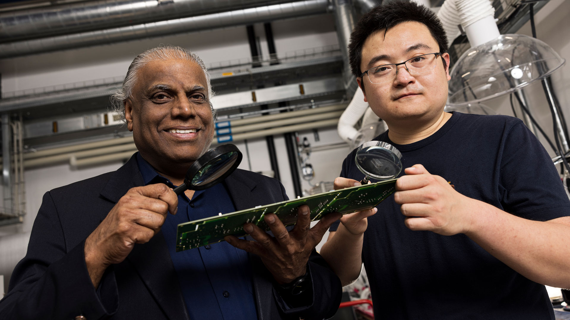 Professor Rajan Ambat (tv.) og postdoc Feng Li udforskede dioden fra Grundfospumpen for at finde forklaringen på, hvorfor den kortsluttede. 