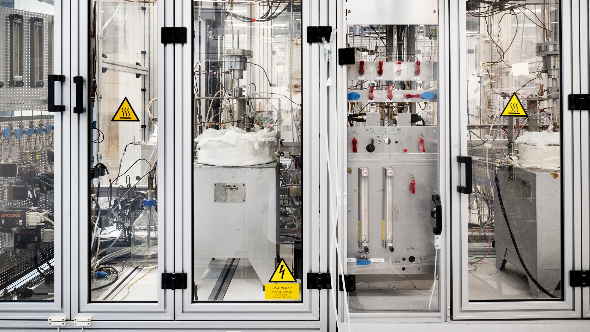 De færdige elektrolyseceller med langtidsholdbare elektroder testes i en forsøgsopstilling, som efterligner et produktionsmiljø. Her bruges en ovn til at styre temperaturen, og cellerne forsynes med brint, vanddamp og luft. Samtidig overvåges cellen med en række sensorer og udstyr til detaljeret karakterisering af cellens tilstand.
