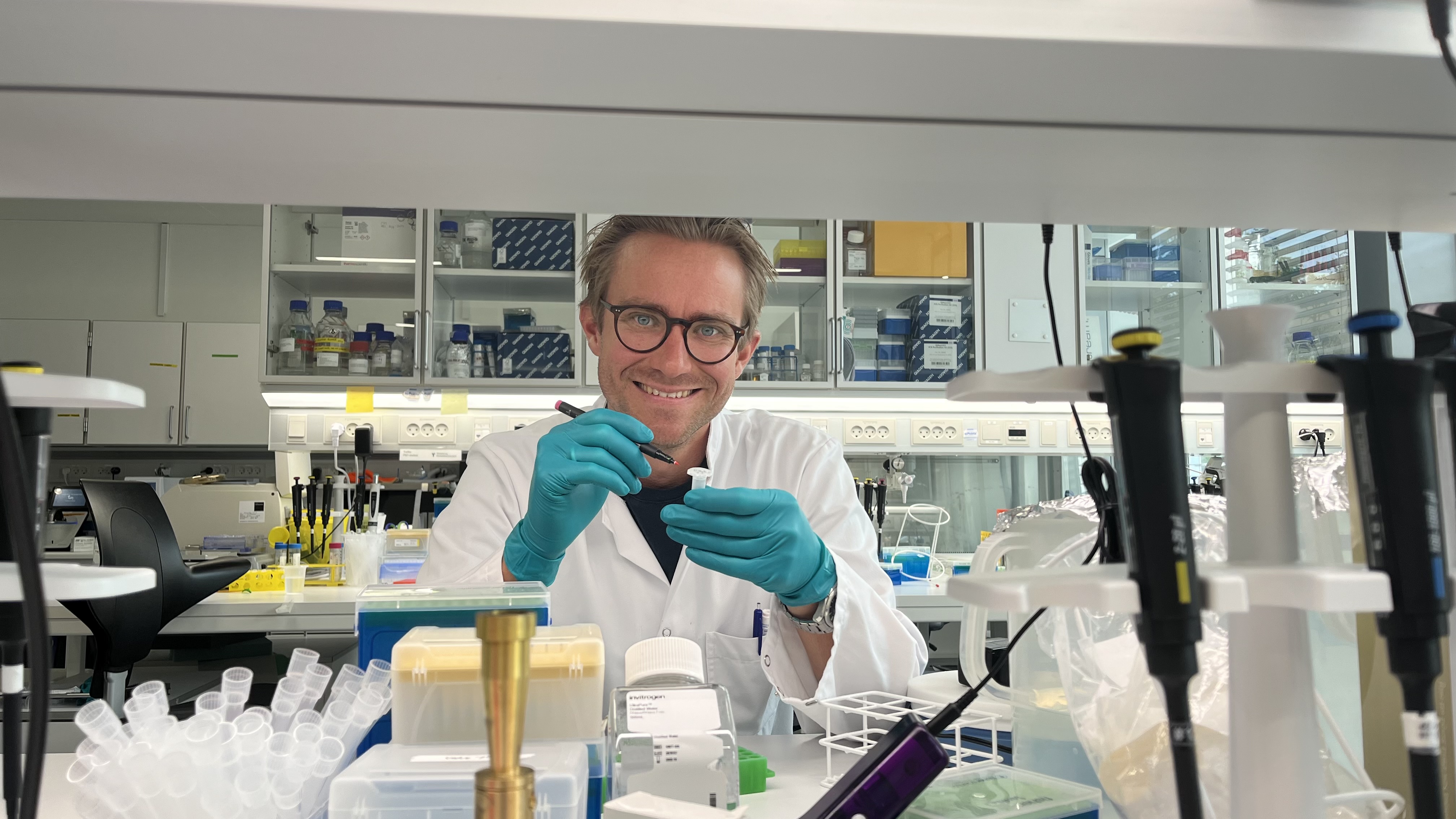 Portræt af Andreas Hougaard Laustsen-Kiel i laboratorie på DTU.
