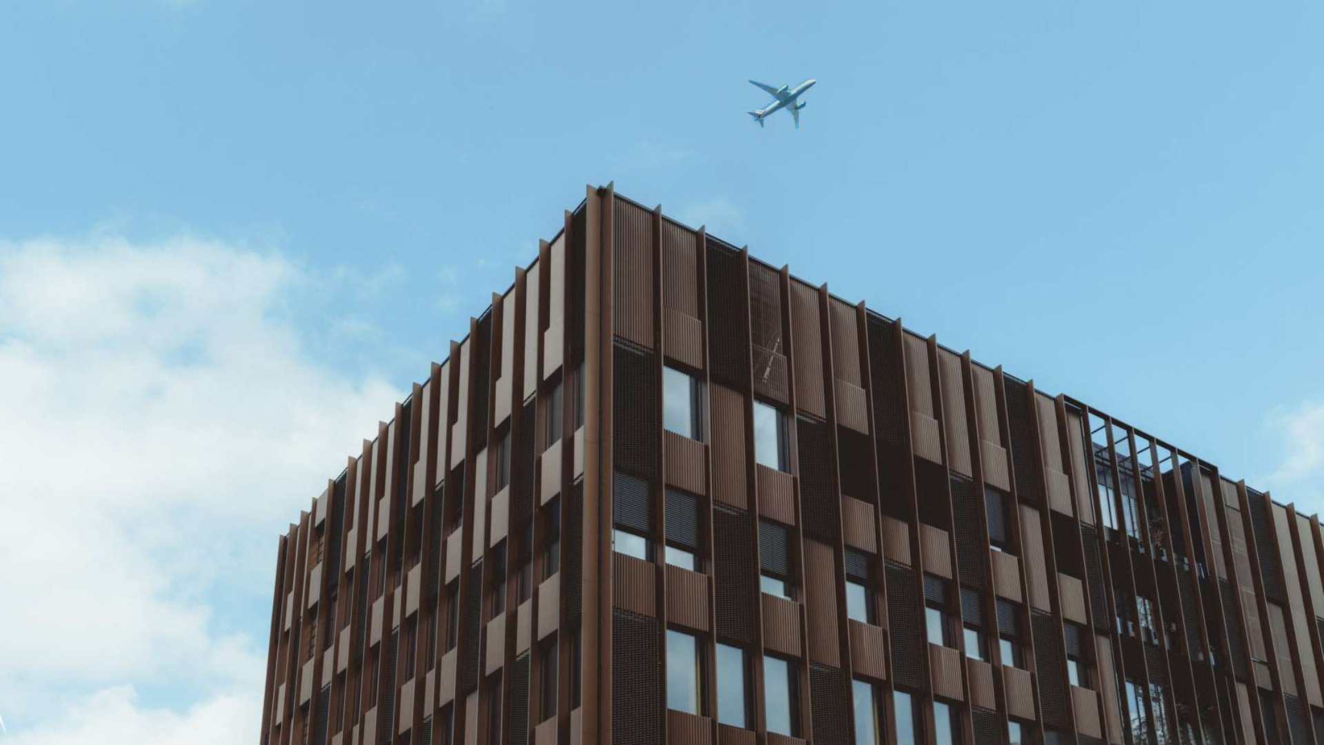 En ny forskningsbygning på DTU - Climate Challenge Laboratory – samler energi- og materialeforskere fra danske og internationale miljøer, som skal sætte fart på udviklingen af klimaløsninger i form af materialer, der kan producere og lagre grøn energi.