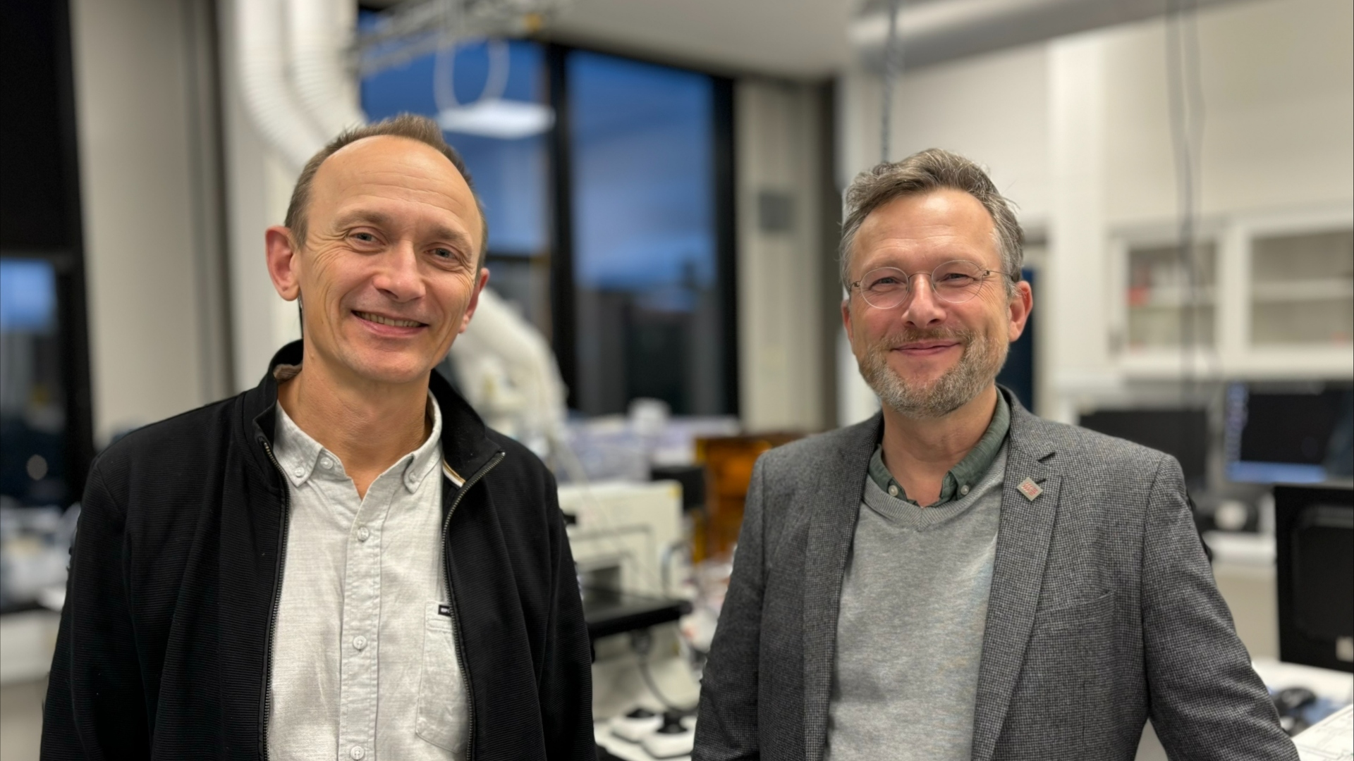 Professor Peter Bøggild og professor Mads Brandbyge, begge fra DTU Fysik, i laboratorium. Foto: DTU.