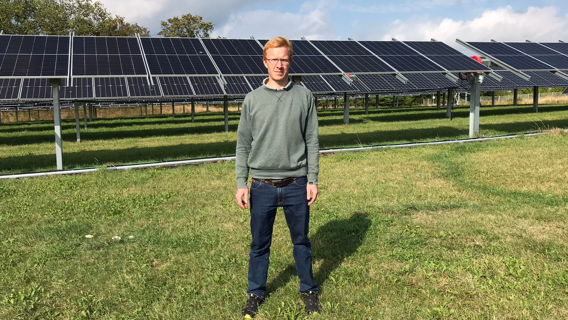 Sune Thorsteinsson foran solceller på mark. Foto: DTU