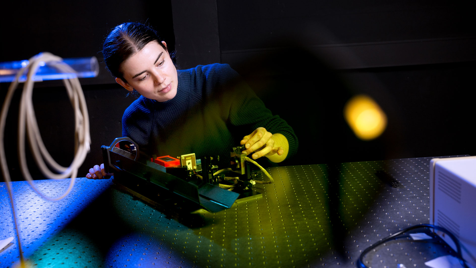 Ph.d. Katcha Koch Winther bygger sammen med kolleger på DTU Space et instrument, der kan måle jordskin dvs. det lys fra Jorden, som oplyser månens natside.