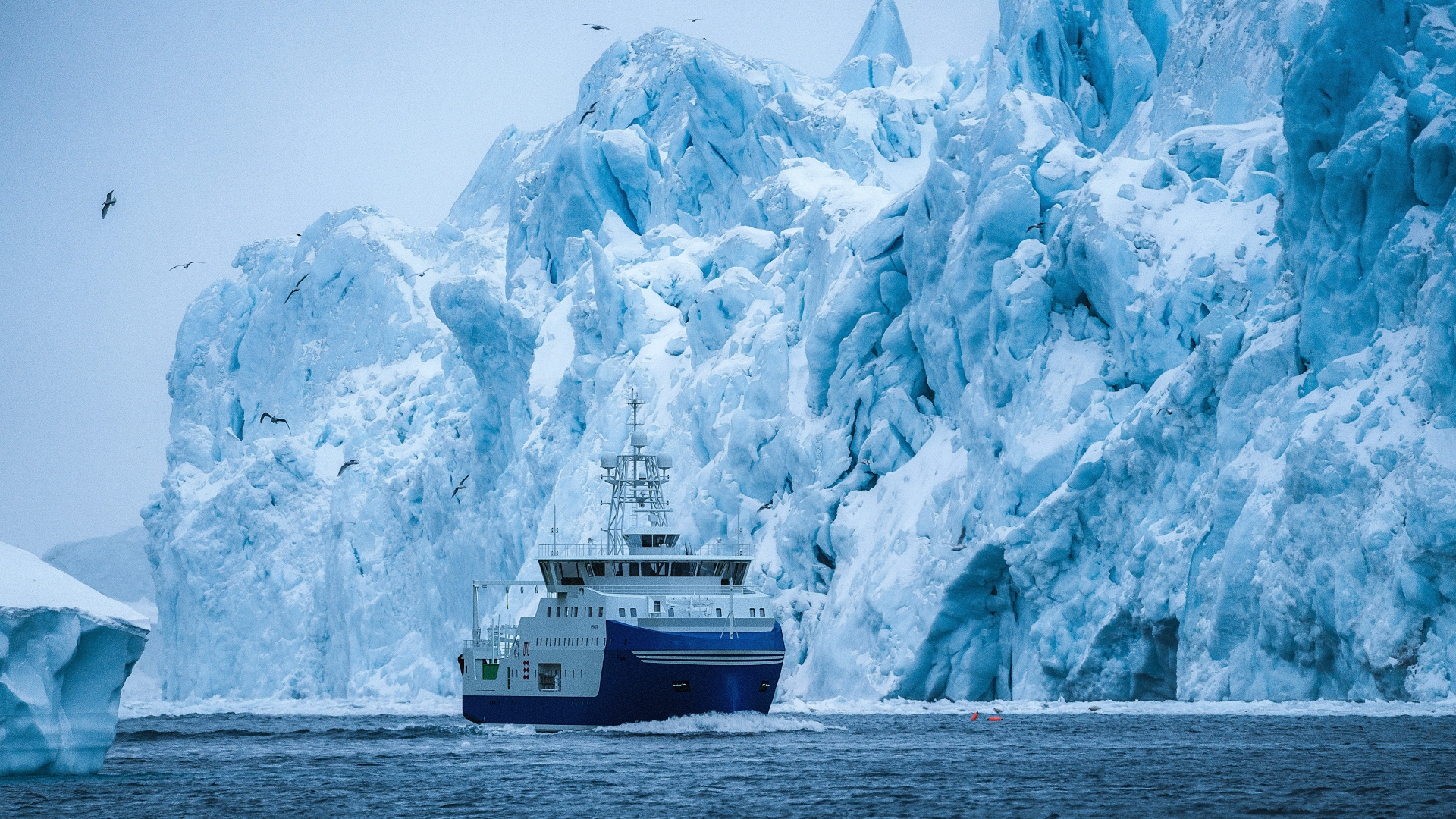 Koncepttegning af Dana V udført af Knud E. Hansen og indsat i foto fra Visit Greenland/Jason C. Hill. 