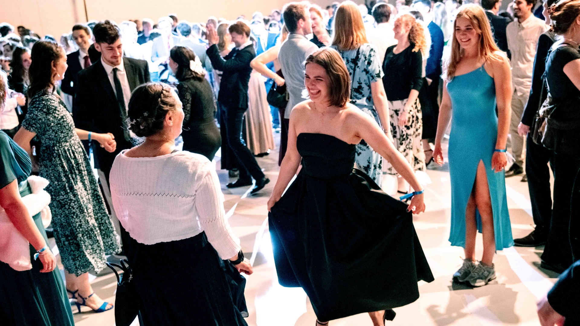 Studerende danser lanciers