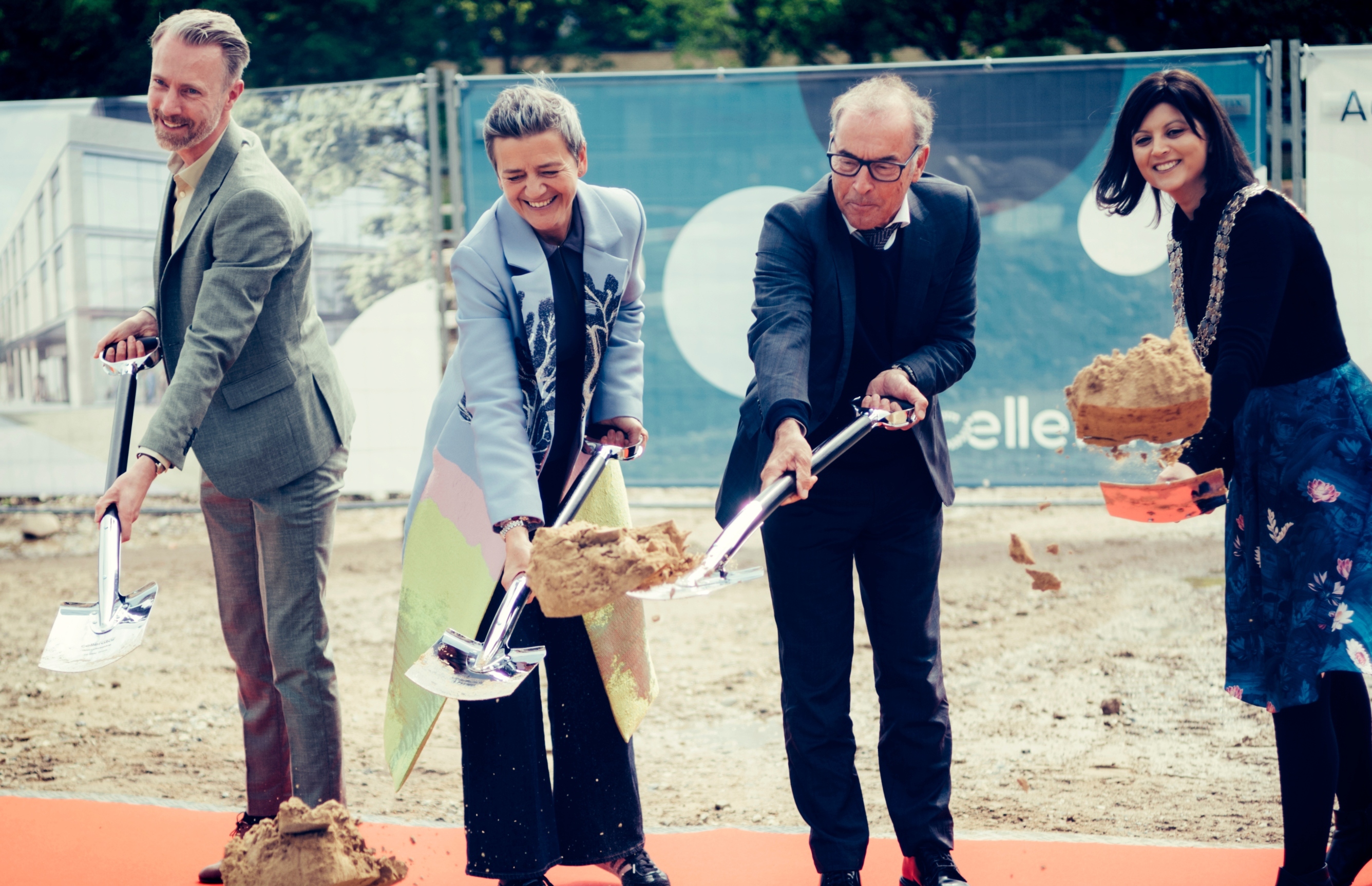 Det første spadestik til Cellerator tages af (fra venstre): Thomas Carlsen, CEO Cellerator, Mads Krogsgaard Thomsen, CEO, Novo Nordisk Fonden, Margrethe Vestager, bestyrelsesleder DTU, Sofia Oamani, borgmester Lyngby-Taarbæk Kommune 