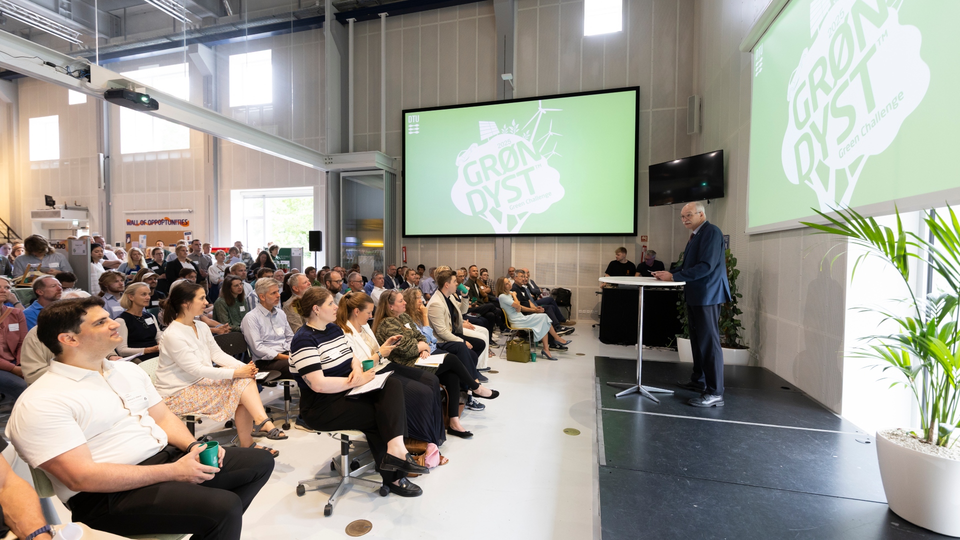 Rektor Anders Bjarklev holder velkomsttale til Grøn Dyst-deltagere og dommerpaneler