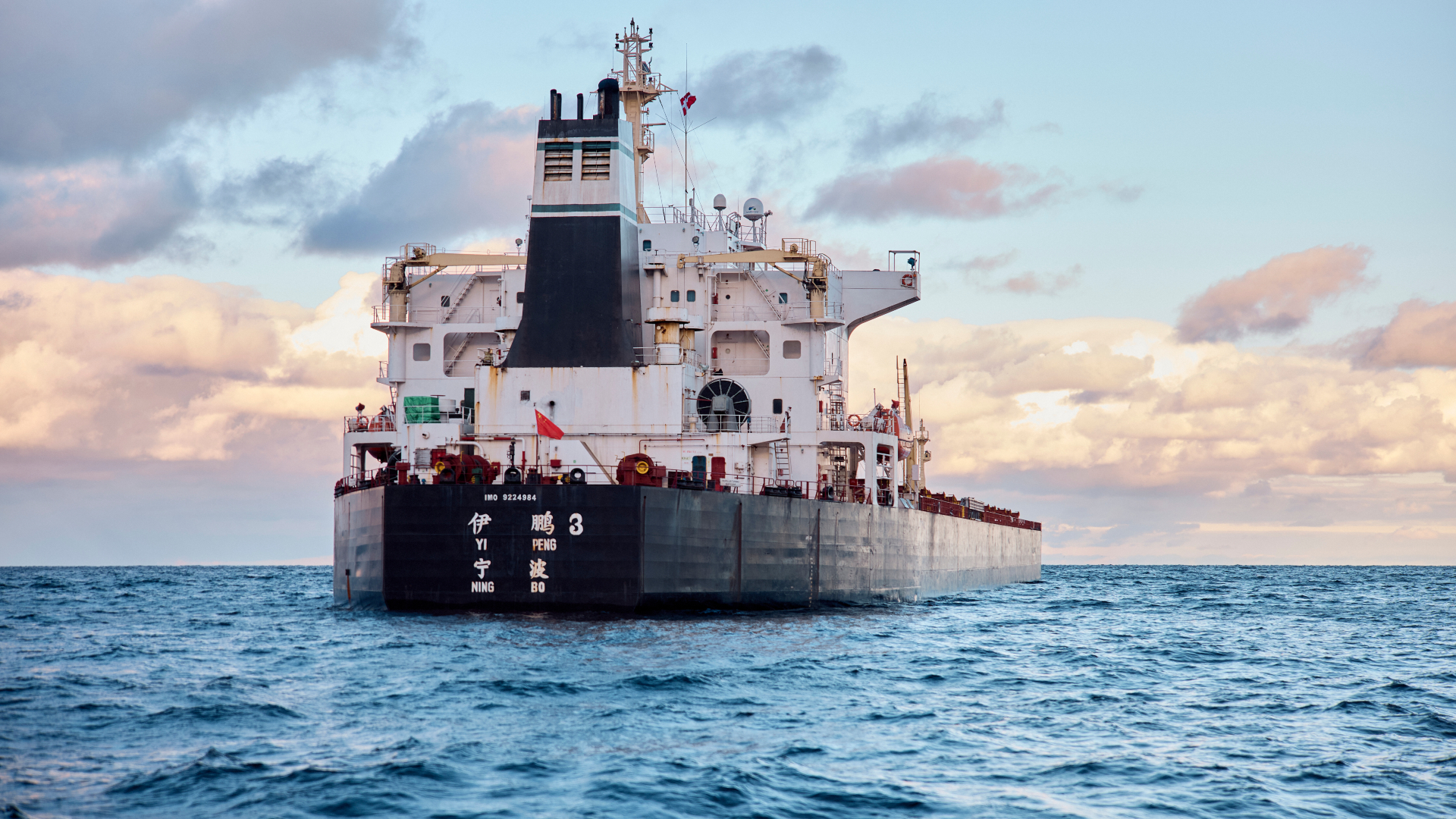 Det kinesiske fragtskib, Yi Ping 3, ligger for anker på åbent hav.