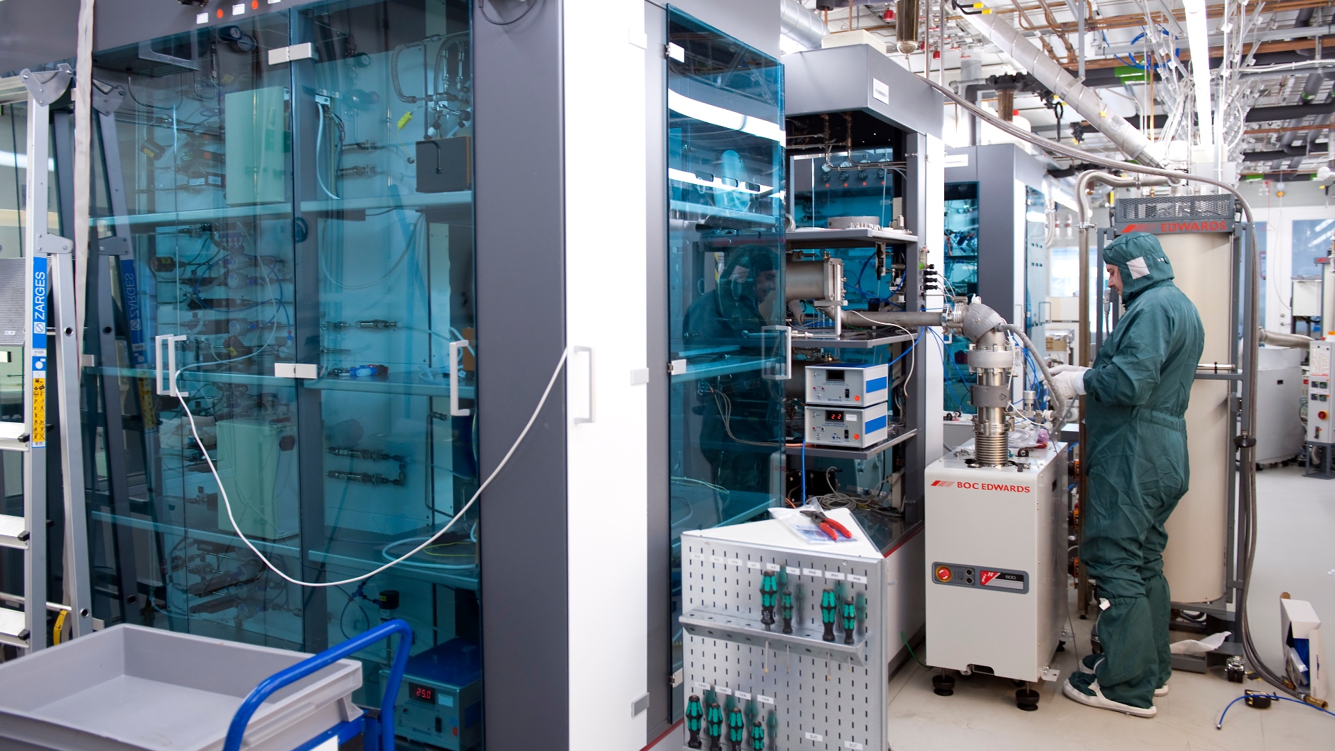 Det er for langt de fleste virksomheder ikke en mulighed at investere i lignende infrastruktur, som den i DTU Nanolab. Derfor er det ifølge Jörg Hübner attraktivt for virksomhederne, at DTU Nanolab opererer med en Open Access-tilgang. Foto: DTU