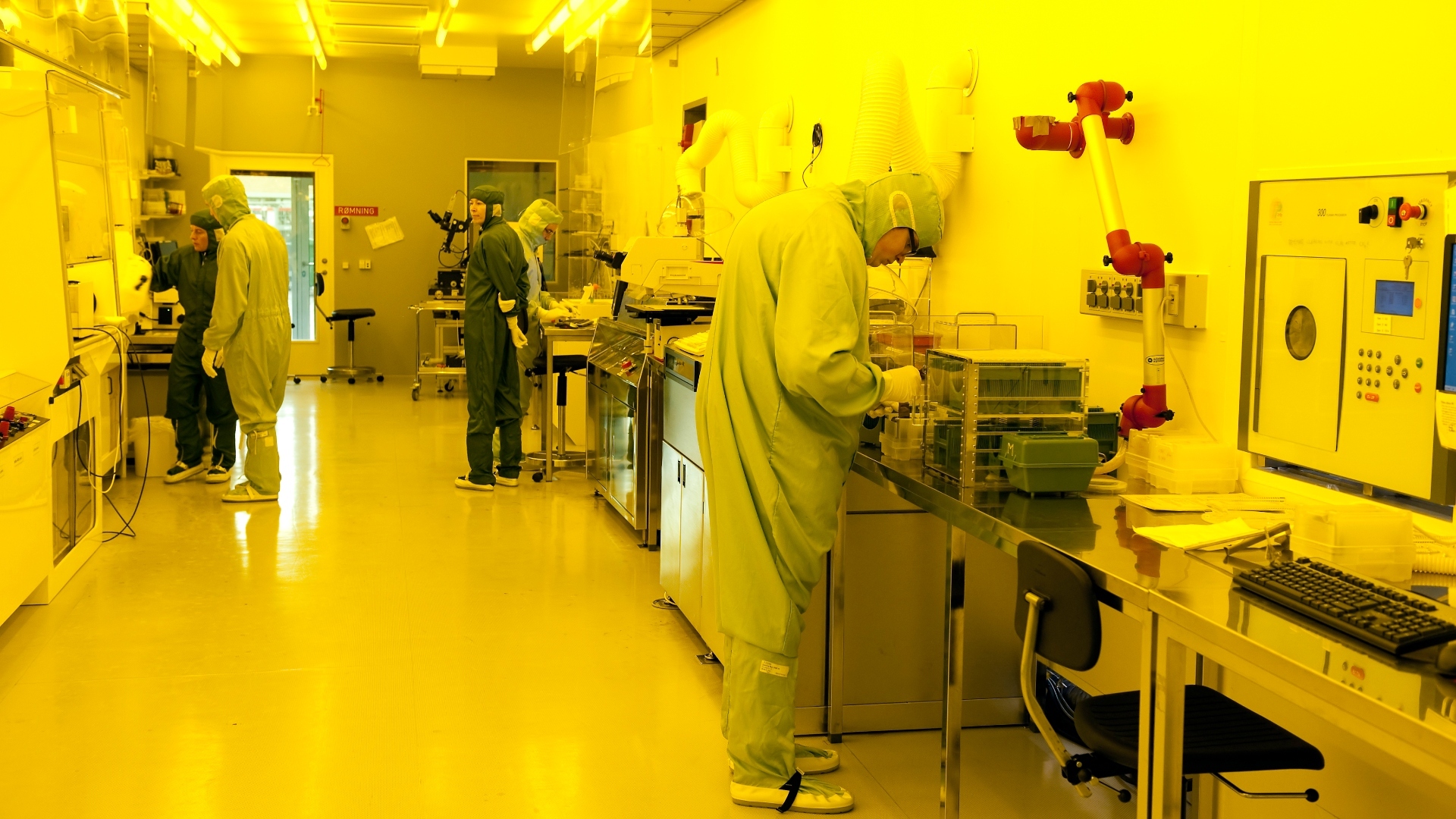 Det tekniske og videnskabelige personale i DTU Nanolab står til rådighed med ekspertise for de virksomheder, der benytter faciliteterne. Foto: DTU