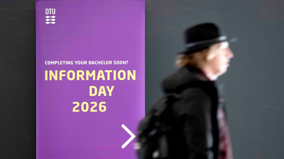 Besøgende passerer skilt til Information Day 2026