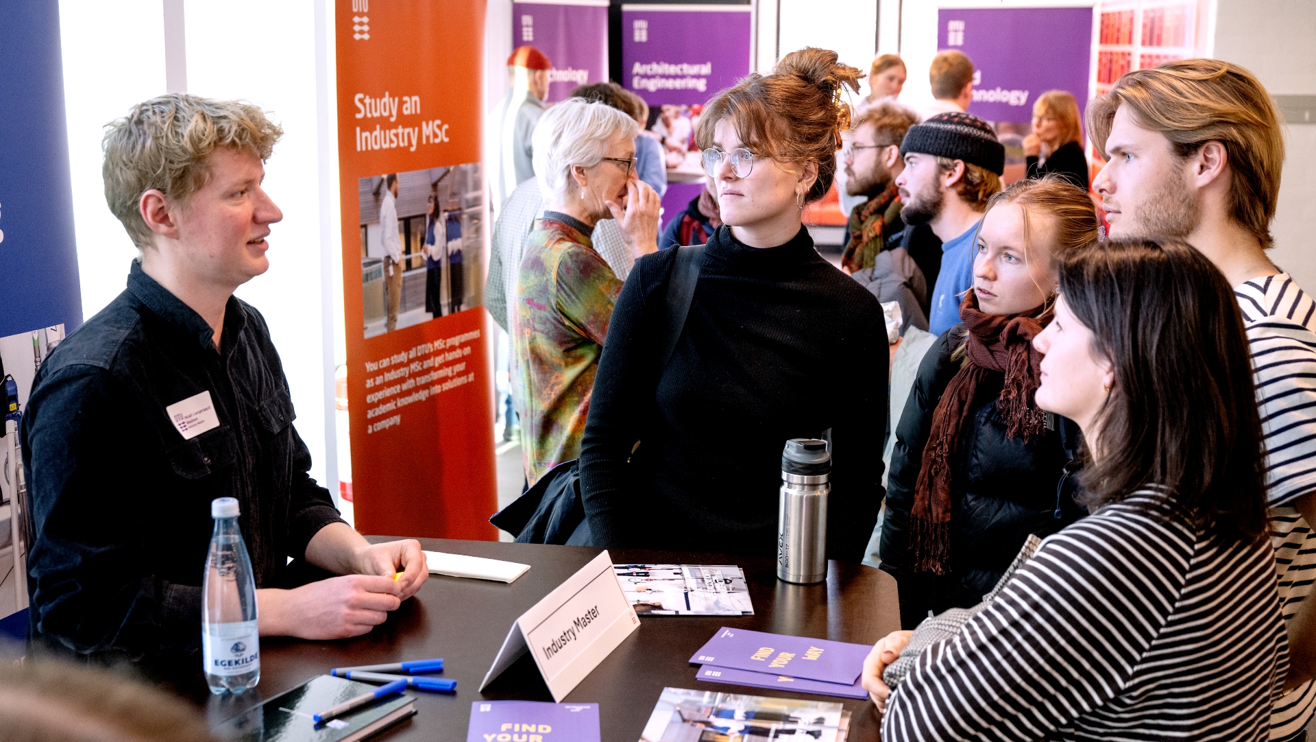 Studerende besøger stand på DTU og får informationer om erhvervskandidatuddannelser