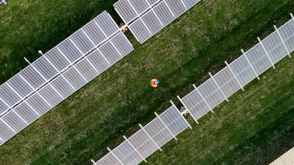 Solcellepark set fra luften. 