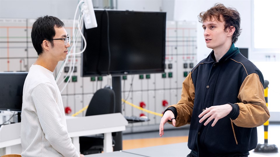 Studerende taler med forsker fra DTU Electro
