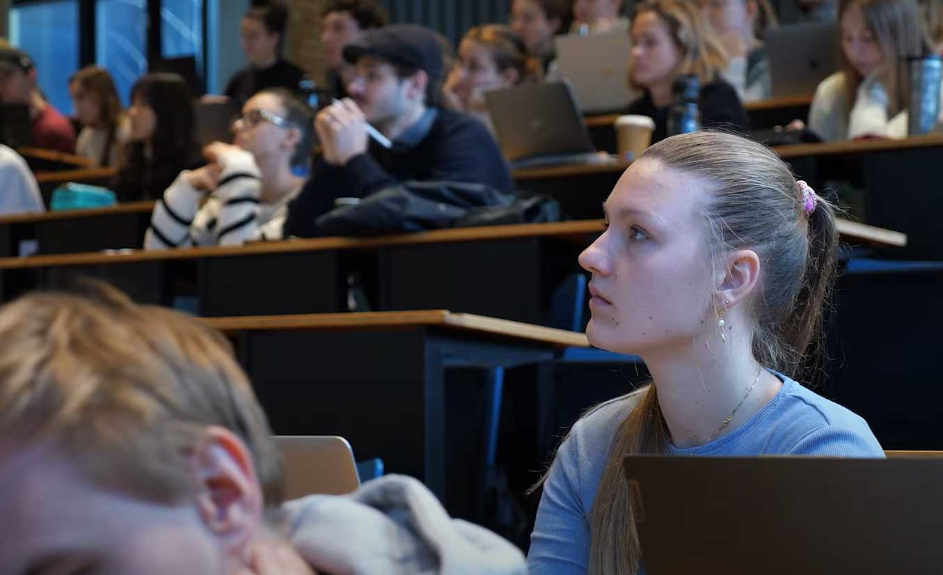 Se film om bacheloruddannelsen i Kemi og Teknologi