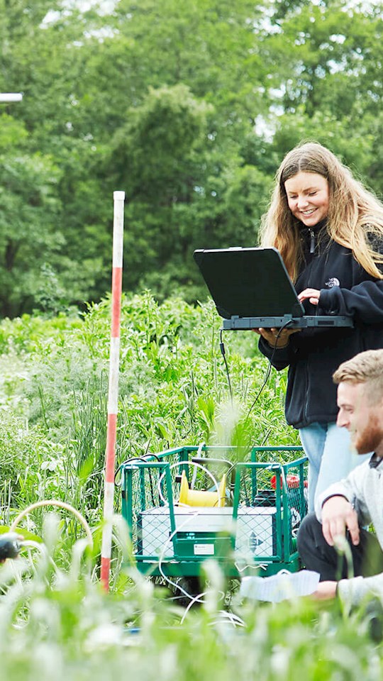 Tre personer ude i naturen