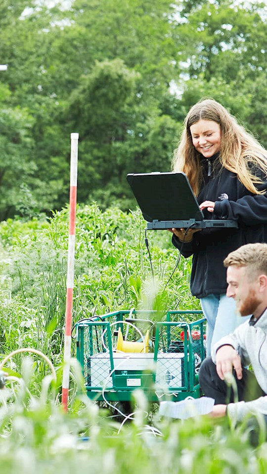 Tre personer ude i naturen