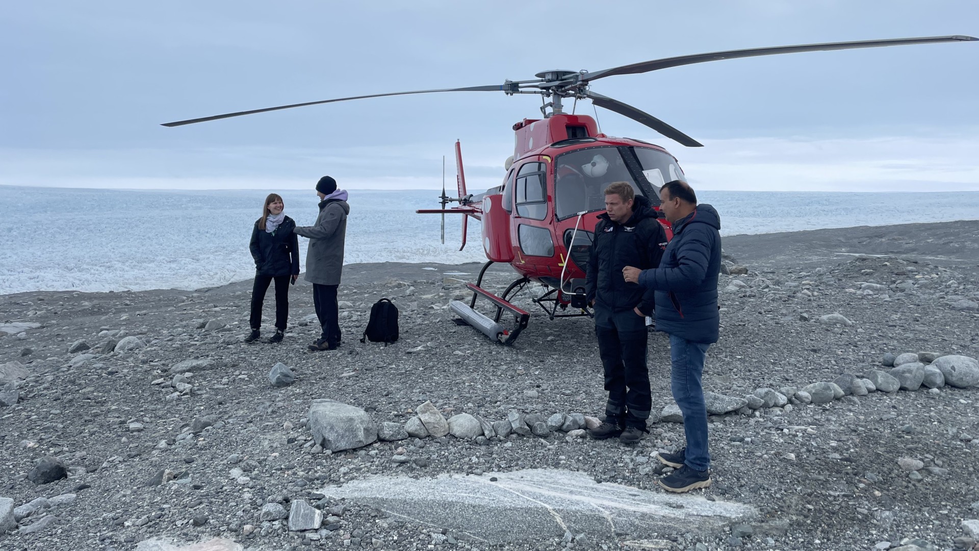 DTU Space-professor Shfaqat Abbas Khan ved gletsjerkanten ved Sermeq Kujalleq (Jakobshavn Isbræ) i isfjorden ved Ilulissat sommereren 2026.
