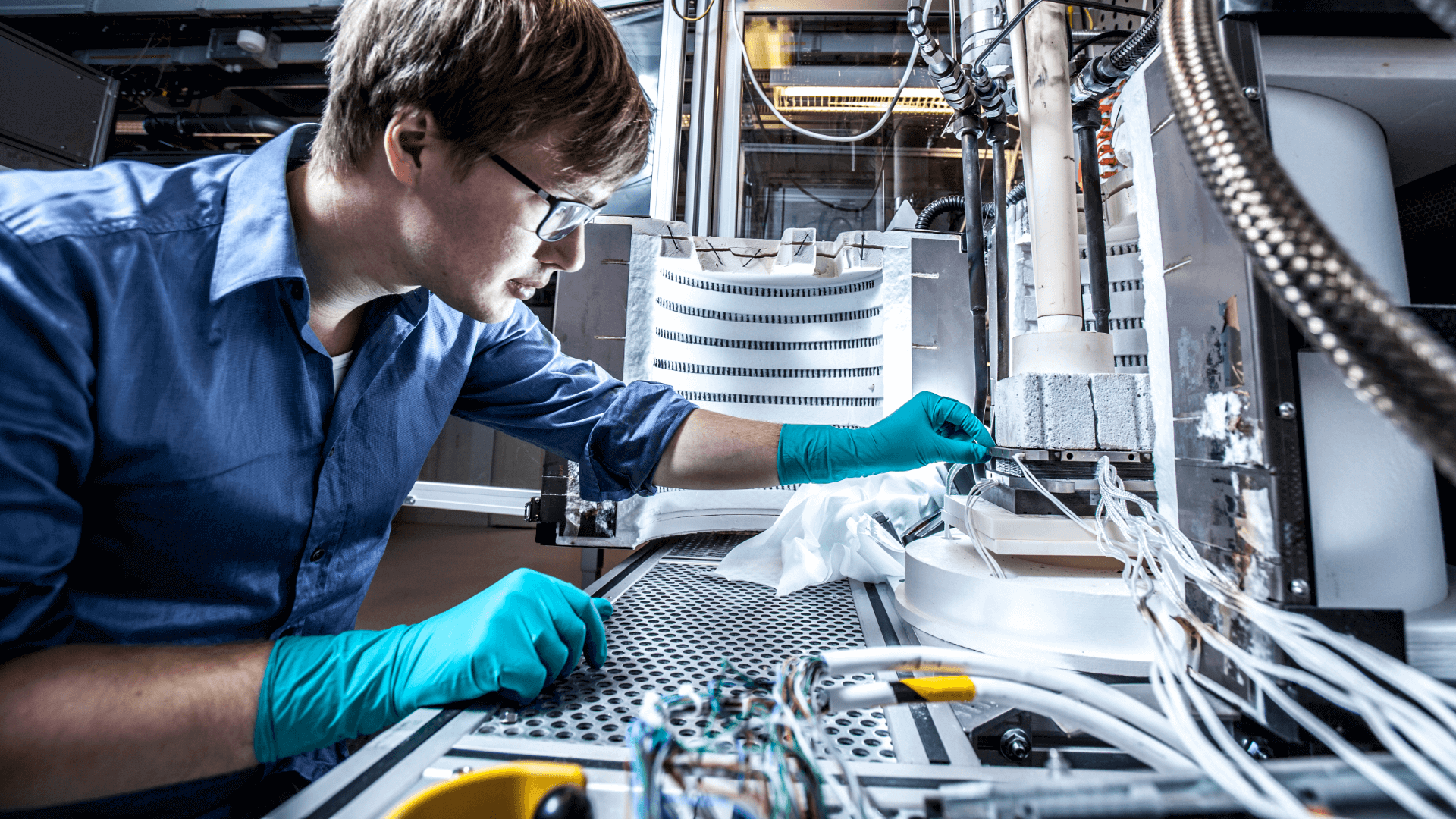 Researcher prepares and isolates fuel cells and electrolysis cells for testing in DTU Energy's test laboratory at DTU Risø Campus.