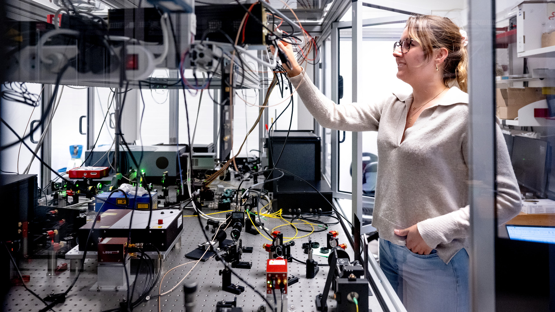 Student Dot Belin Pio, enrolled in the MSc Engineering Physics, is working on a diamond sensing setup in the laboratory of Alexander Huck. Fotograf Bax Lindhardt