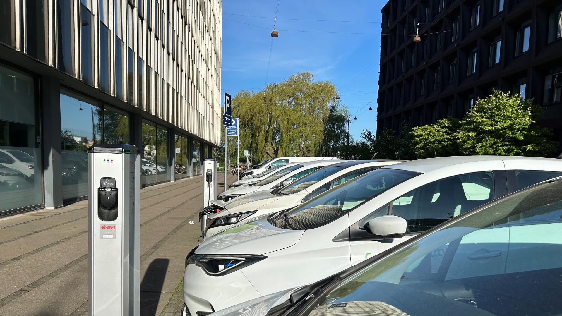 Elbiler oplader på gade i København