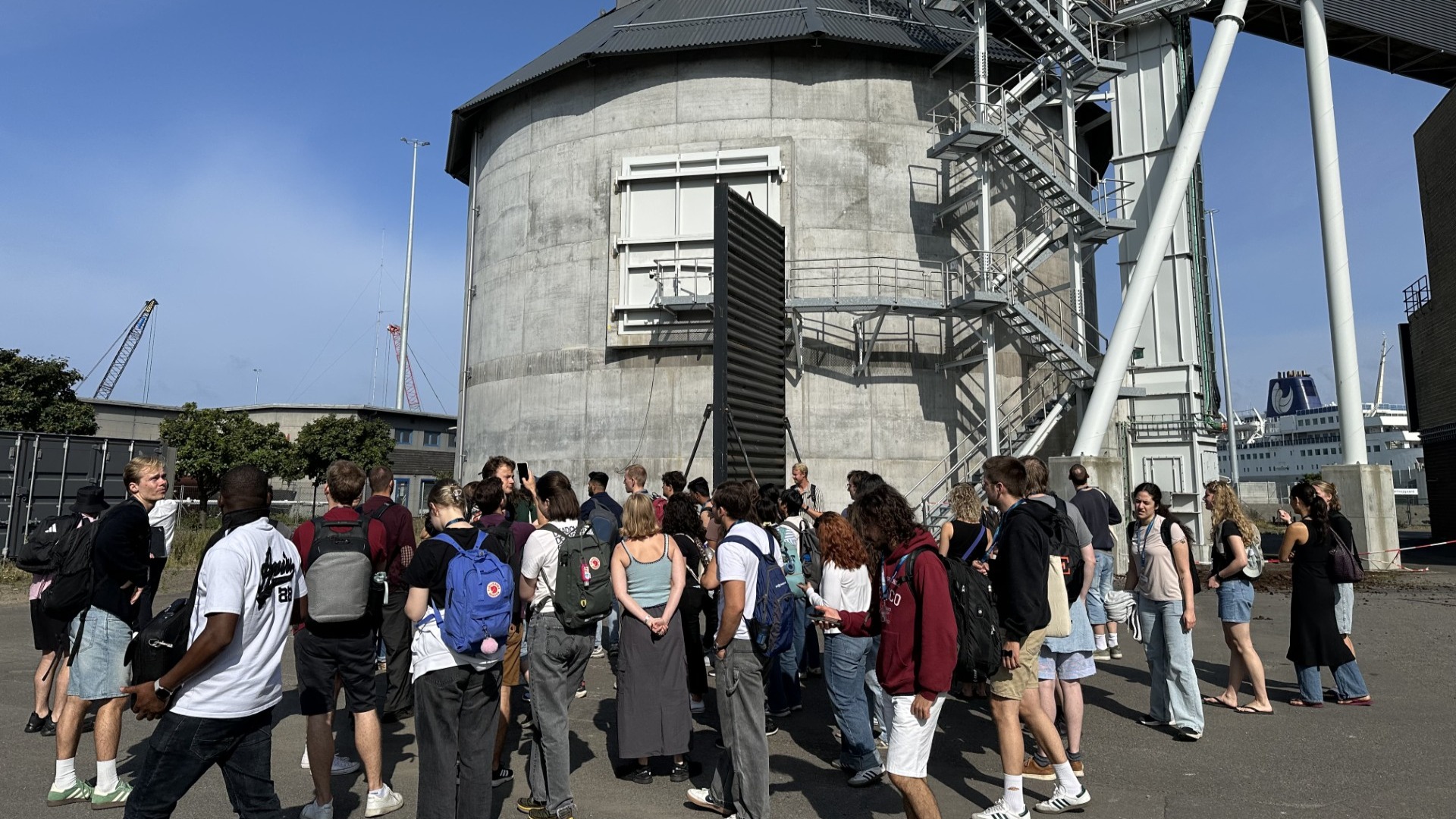 Students are being given a tour of the combined heat and power plant in Rønne.