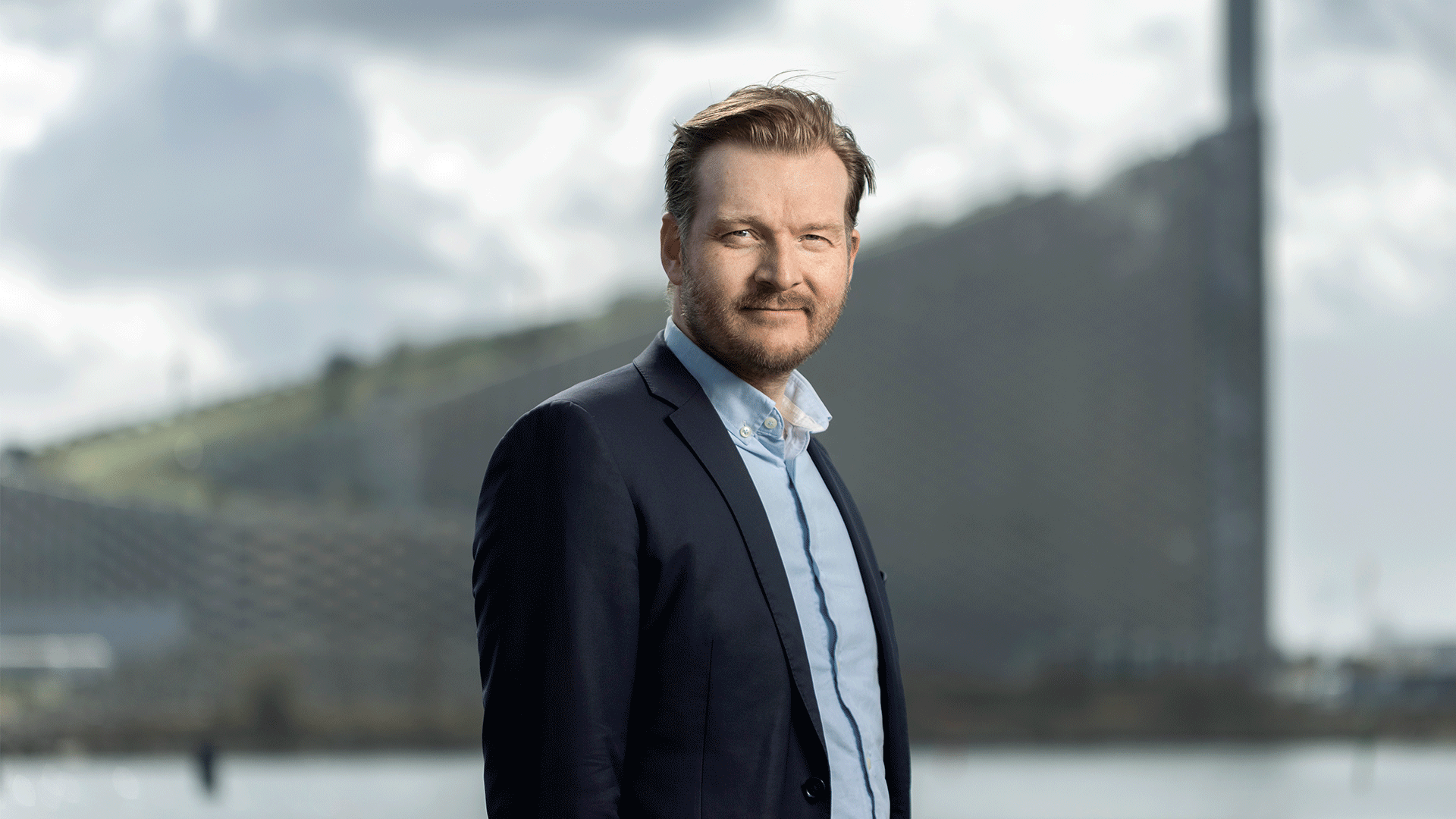 Professor Philip Fosbøl in front of the household waste-to-energy plant Amager Bakke.