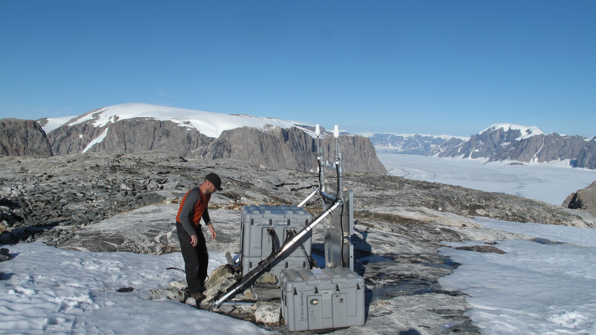 DTU-researches are using data 61 from national GPS stations in Greenland to monitor daily ice loss.