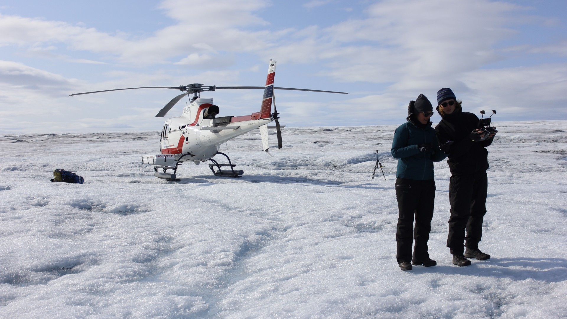 DTU Space scientists on climate research mission on the Greenland icesheet.