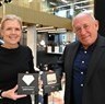 DTU får arkitektonisk diamant for bæredygtigt byggeri. Direktør i Green Building Council Mette Qvist (tv), og DTU´s direktør Claus Nielsen. Foto: Peter Aagaard Brixen